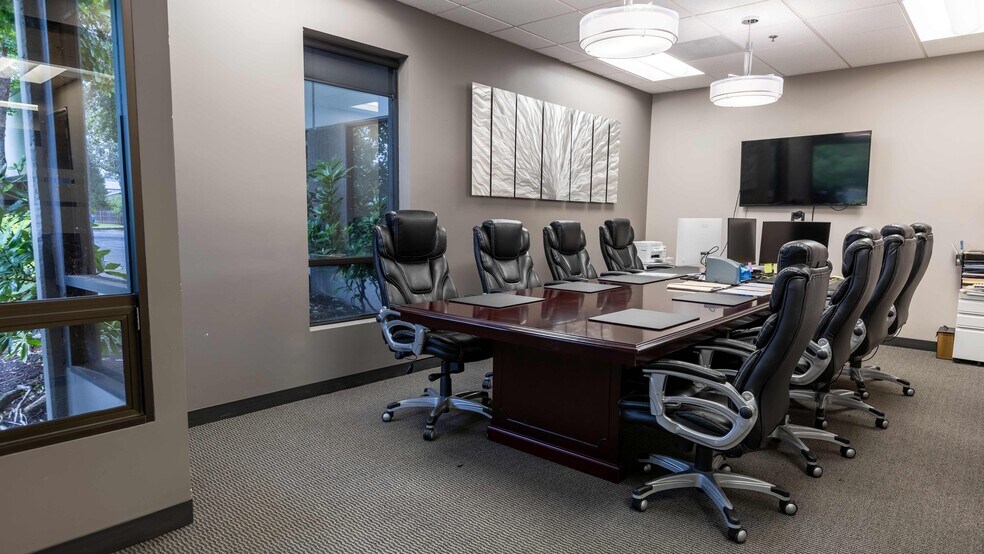 More Photos Of 5293 NE Elam Young Pky, Hillsboro Showroom For Sale