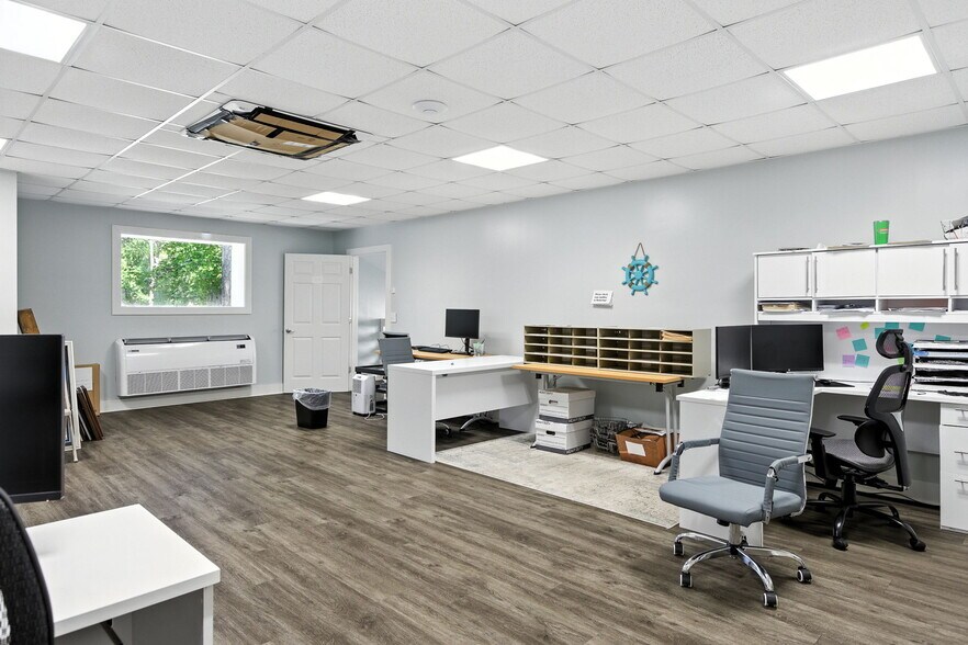 More Photos Of 9 Hunter Rd, Hilton Head Showroom For Sale