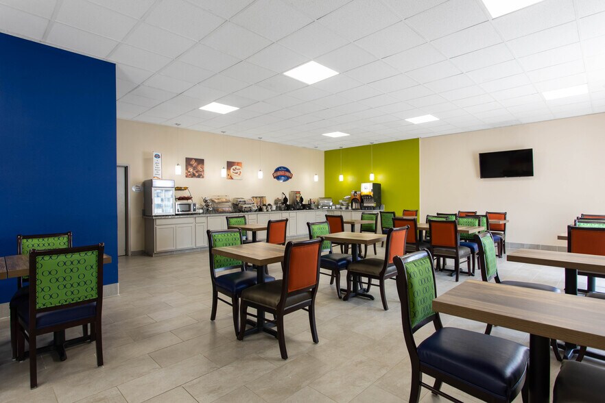 More Photos Of 710 Market St, Cheraw Hotel For Sale