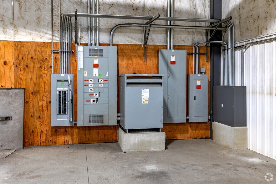 More Photos Of 1105 Benjamin Ave, Hutchinson Manufacturing For Sale