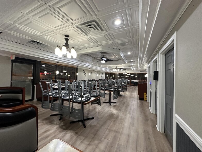 More Photos Of 1427 W Galena Ave, Freeport Freestanding For Sale