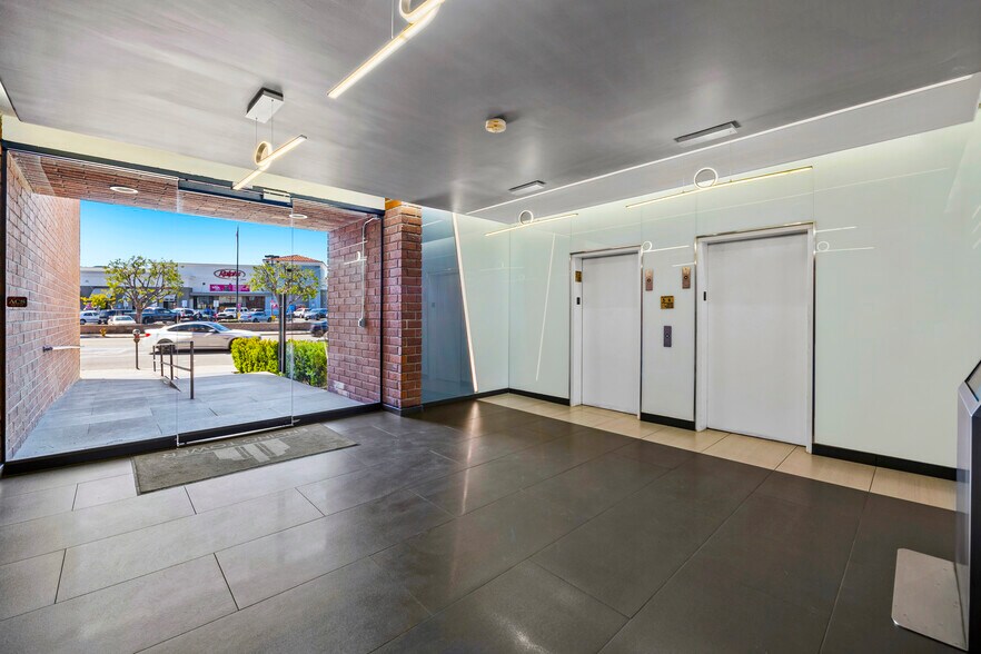 More Photos Of 17835 Ventura Blvd, Encino Medical For Sale