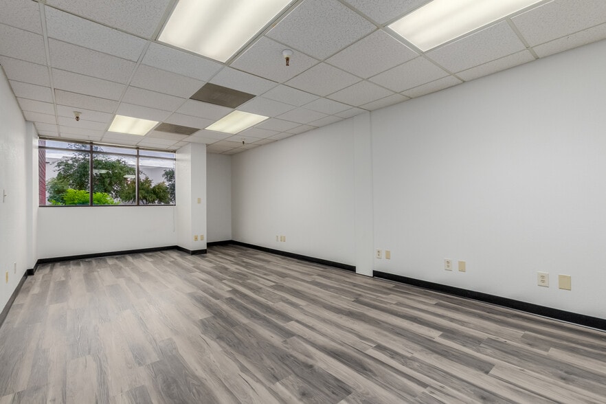 More Photos Of 104 S 54th St, Chandler Flex For Lease