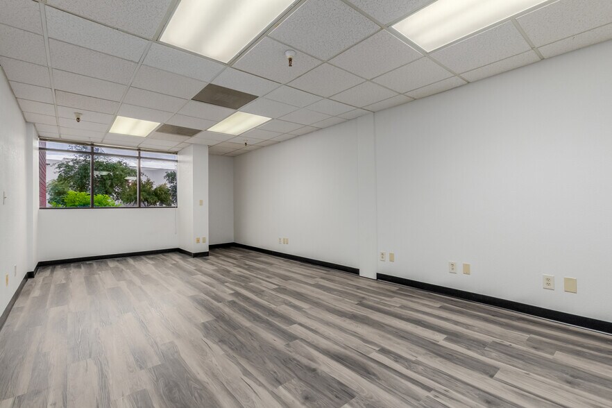 More Photos Of 104 S 54th St, Chandler Flex For Lease