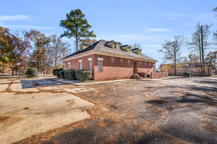 More Photos Of 2403 5th St N, Columbus Medical For Sale