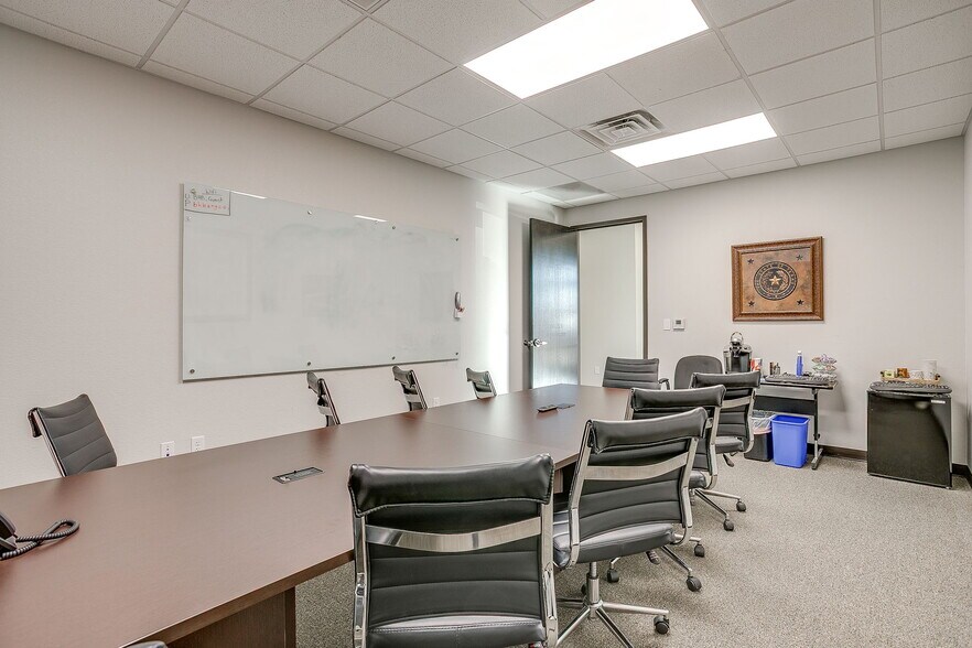 More Photos Of 949 Hilltop Dr, Weatherford Office For Lease