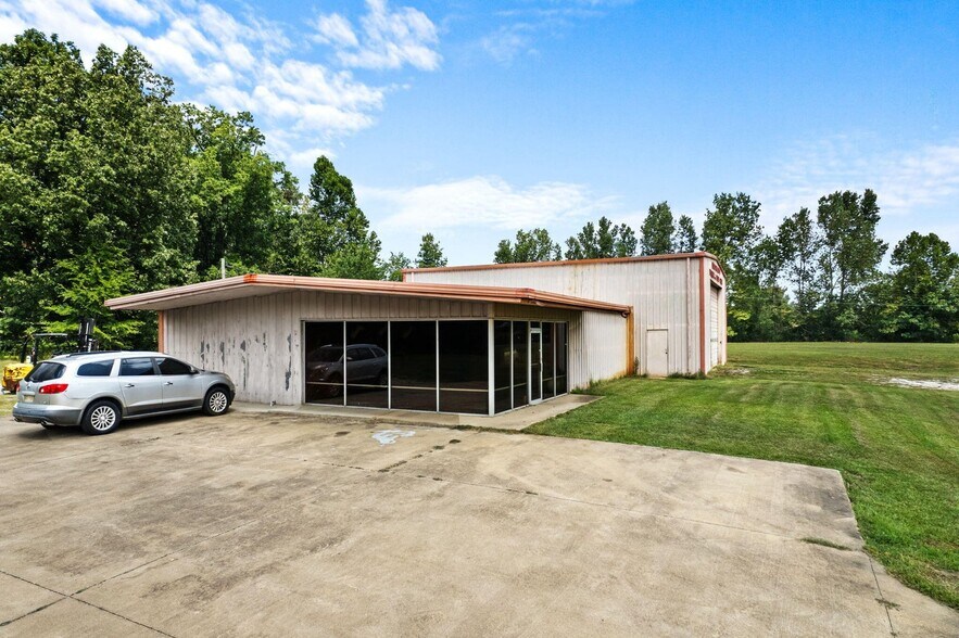 More Photos Of 504 S Harper Rd, Corinth Showroom For Sale