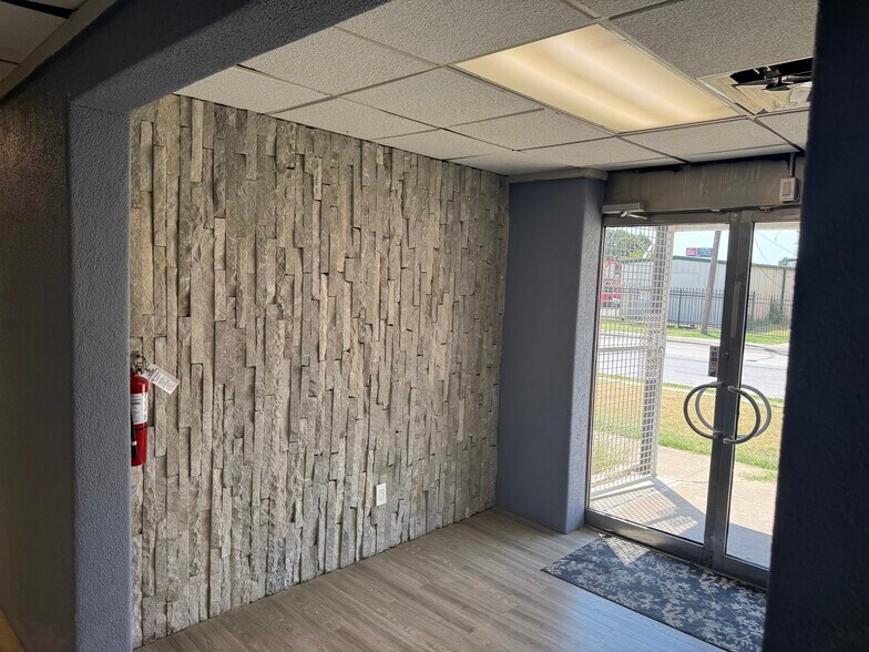 More Photos Of 2333 Joe Field Rd, Dallas Light Manufacturing For Lease