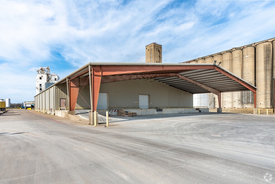 More Photos Of 2101 Terminal Rd, Fort Worth Warehouse For Lease