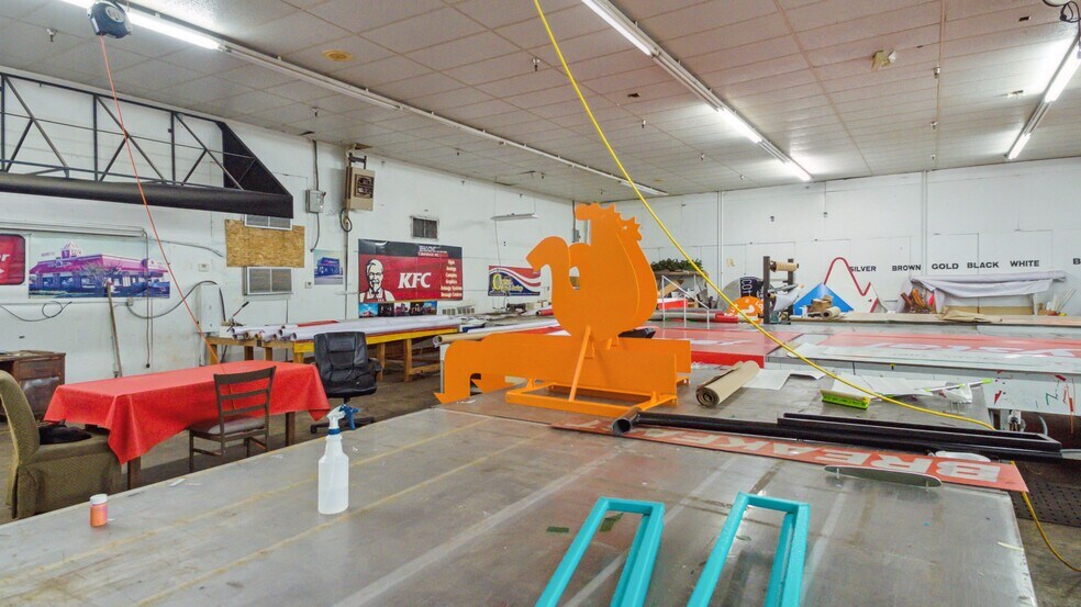 More Photos Of 902 NW Main St, Bunkie Showroom For Sale