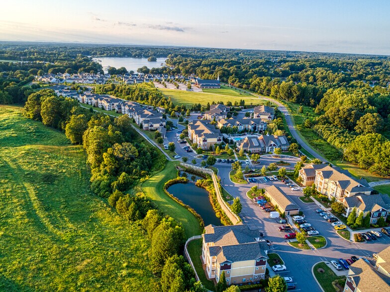 More Photos Of 690 River Highway Unit #3, Mooresville Freestanding For Sale