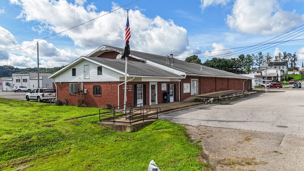 More Photos Of 38140 OH-7, Newport Showroom For Sale