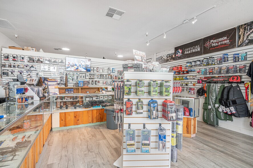 More Photos Of 9071 Windsor Rd, Windsor General Retail For Lease