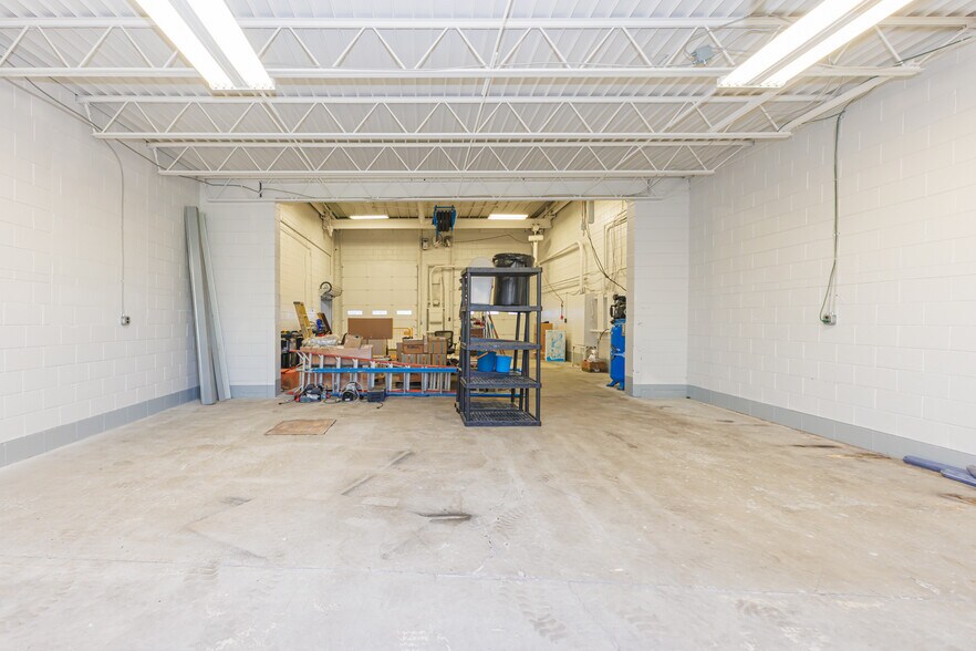 More Photos Of 5513 N Oxford St, Indianapolis Showroom For Lease