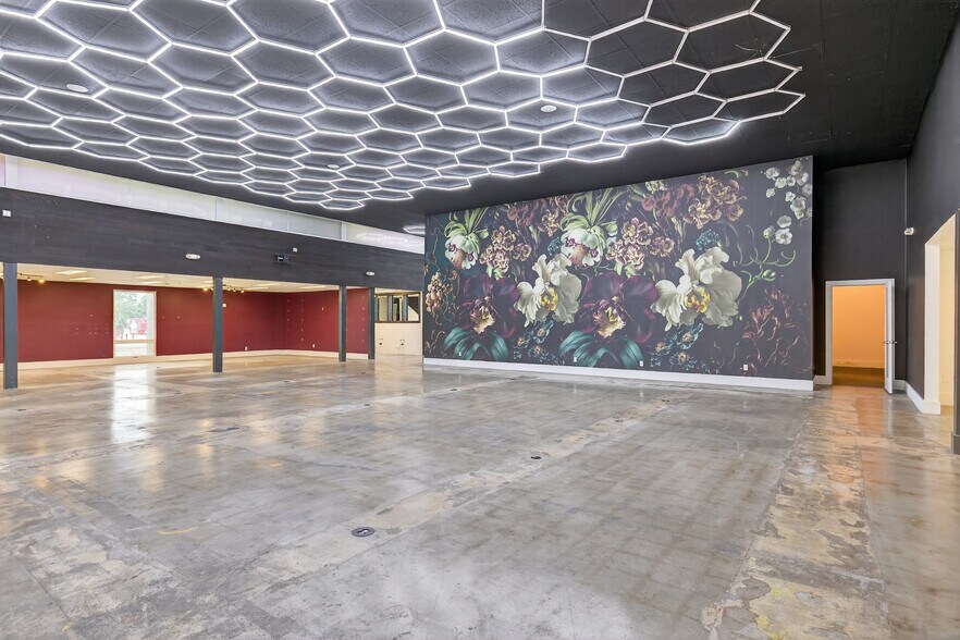 More Photos Of 1895 E Main St, Ventura General Retail For Sale