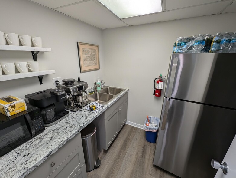 More Photos Of 3055 Cardinal Dr, Vero Beach Office For Lease