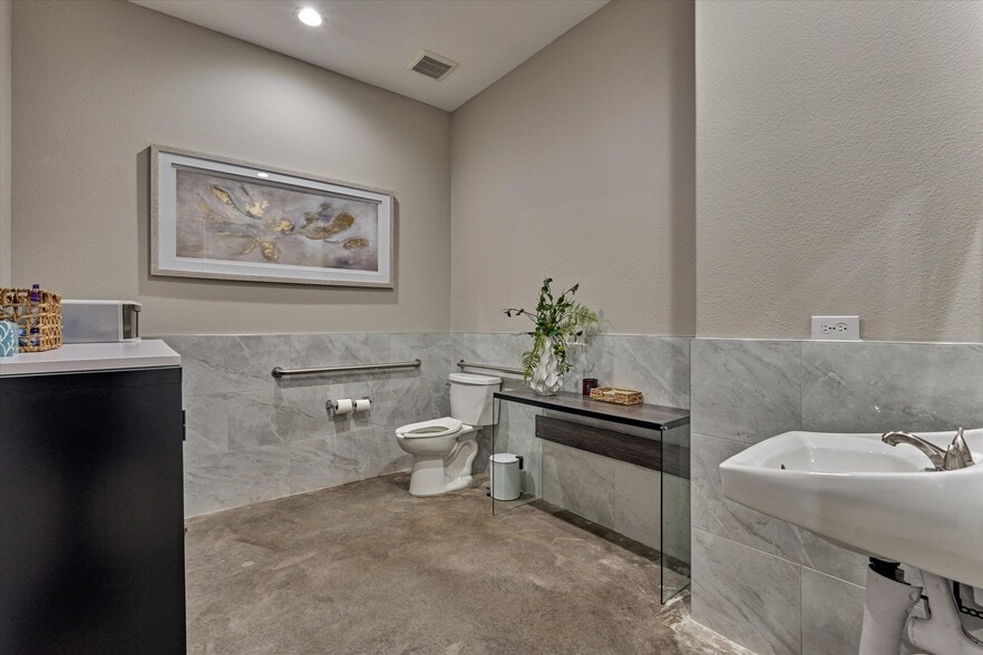 More Photos Of 1902 Longmire Road, Conroe Medical For Lease