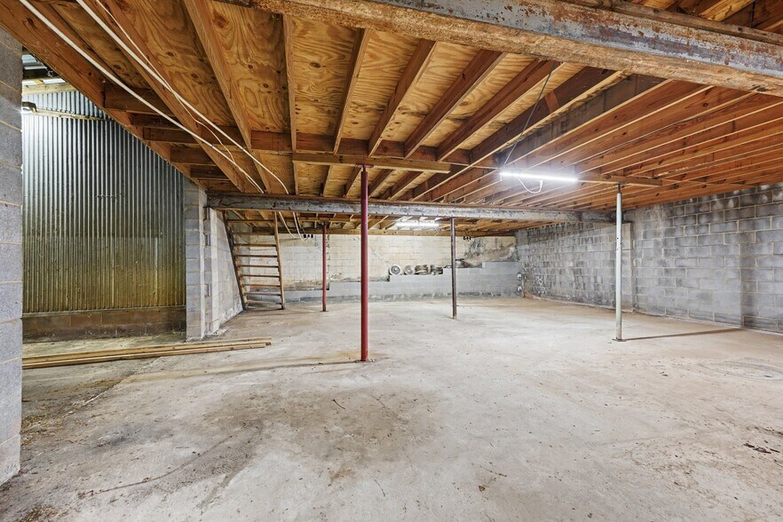 More Photos Of 427 W Gene Hairston St, Madison Auto Repair For Sale