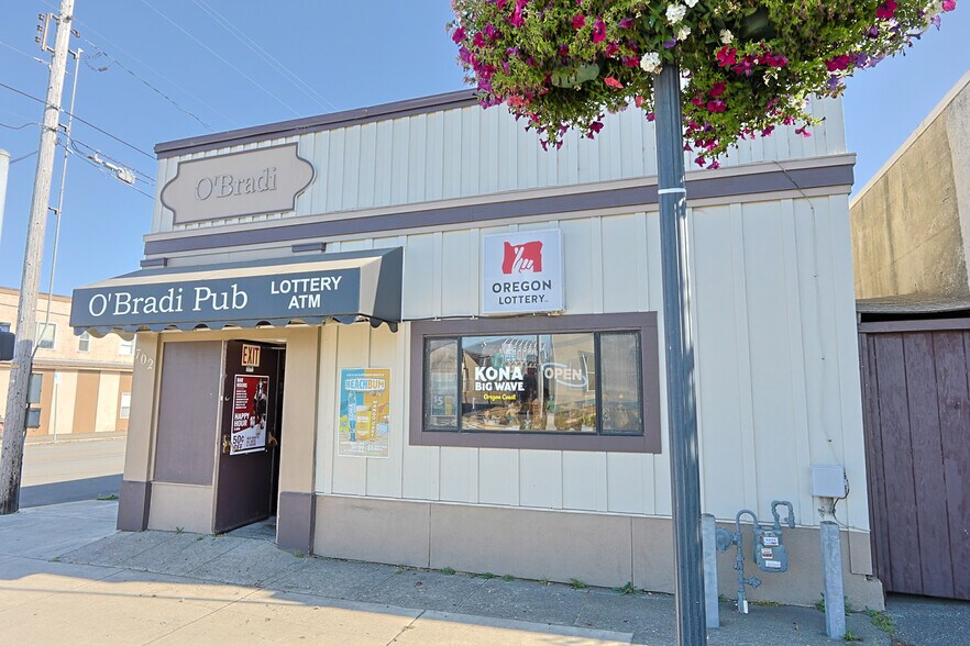More Photos Of 702 Newmark St, Coos Bay Bar For Sale