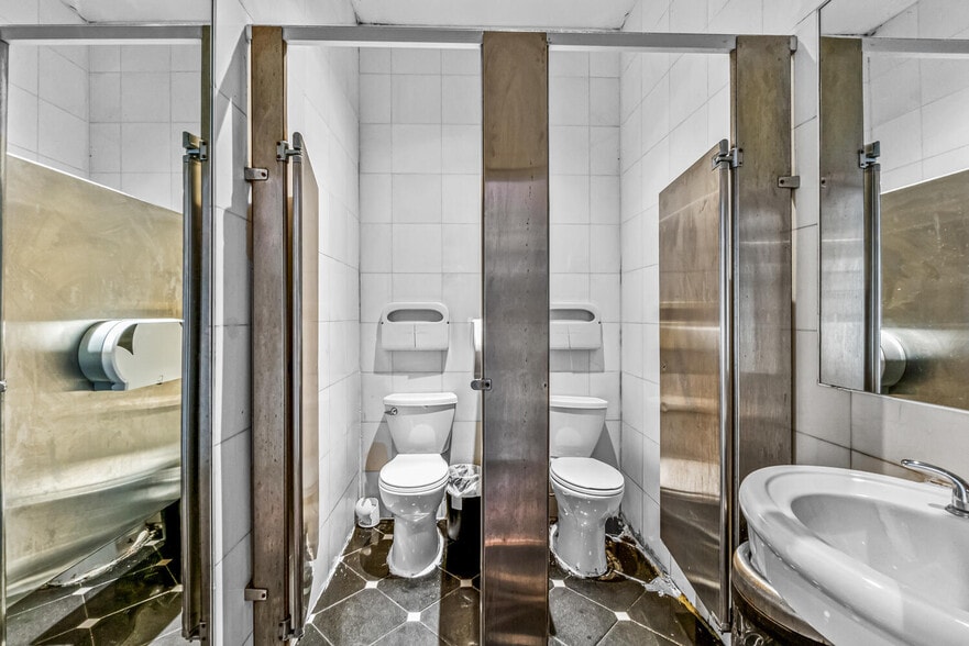 More Photos Of 500 City Island Ave, Bronx Restaurant For Sale