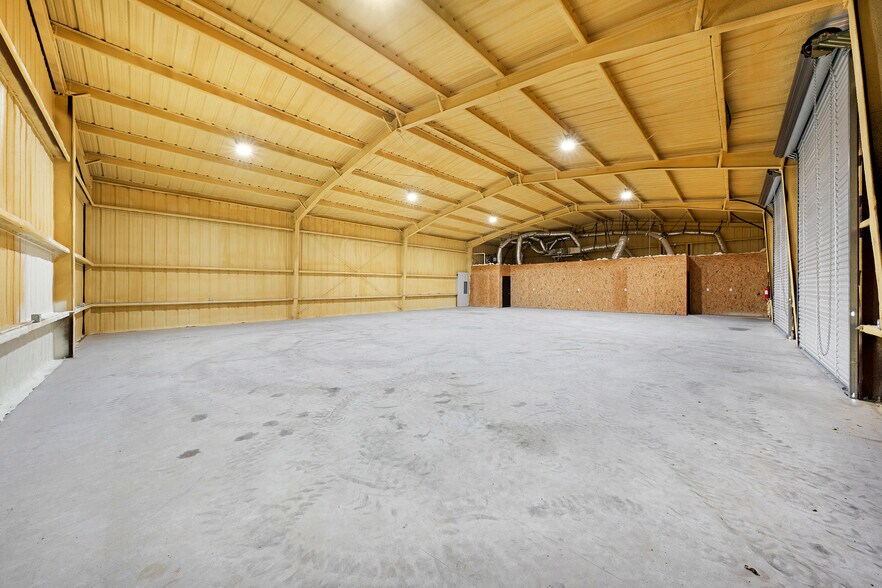 More Photos Of 1240 Blackland Trl, Lavon Warehouse For Lease