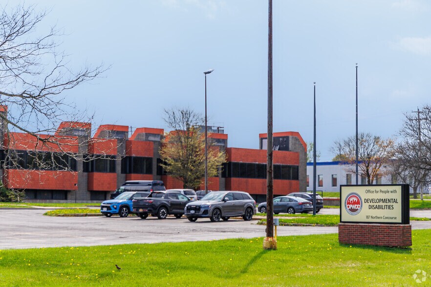More Photos Of 187 N Concourse, North Syracuse Office For Lease