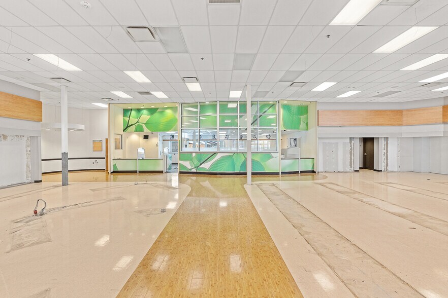 More Photos Of 2229 E State St, Salem Drugstore For Sale