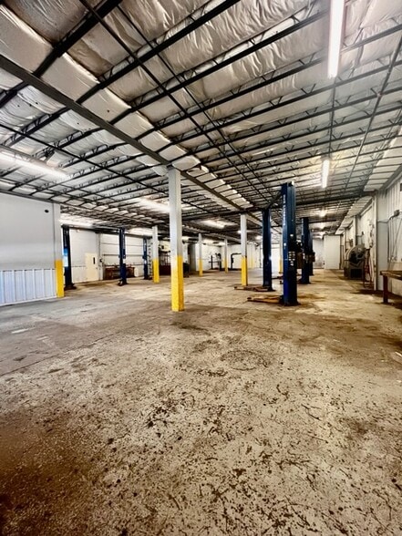 More Photos Of 4 Gator Rock Rd, Somersworth Distribution For Sale