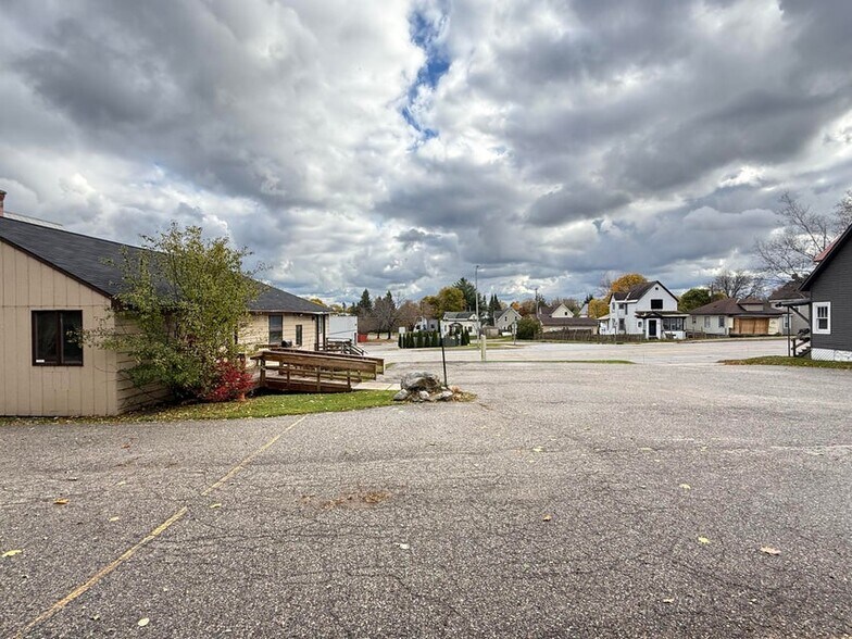 More Photos Of 1104 Ashmun St, Sault Sainte Marie Office For Sale