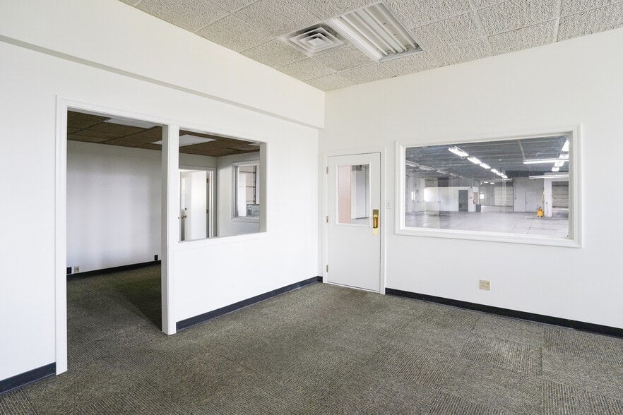 More Photos Of 2010 Lakeview Dr, Fort Wayne Warehouse For Lease