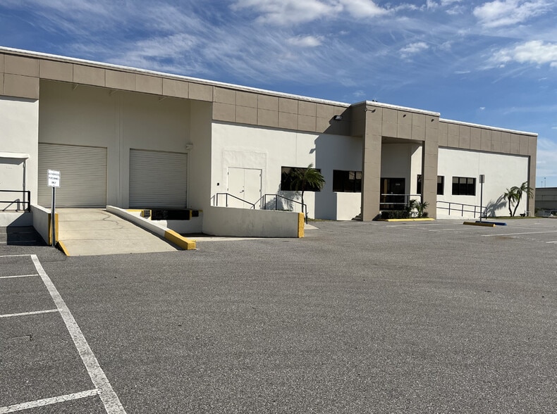 More Photos Of 2540-2550 118th Ave N, Saint Petersburg Warehouse For Lease