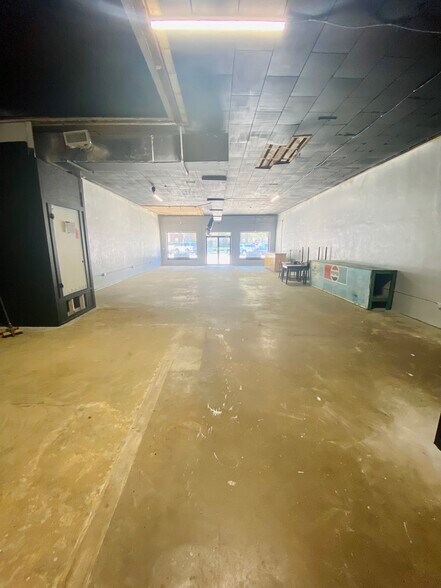 More Photos Of 114 W Ikard St, Henrietta Office For Sale