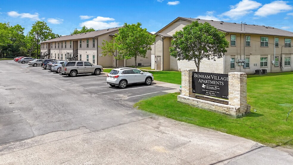 Primary Photo Of 1201 W 10th St, Bonham Apartments For Sale