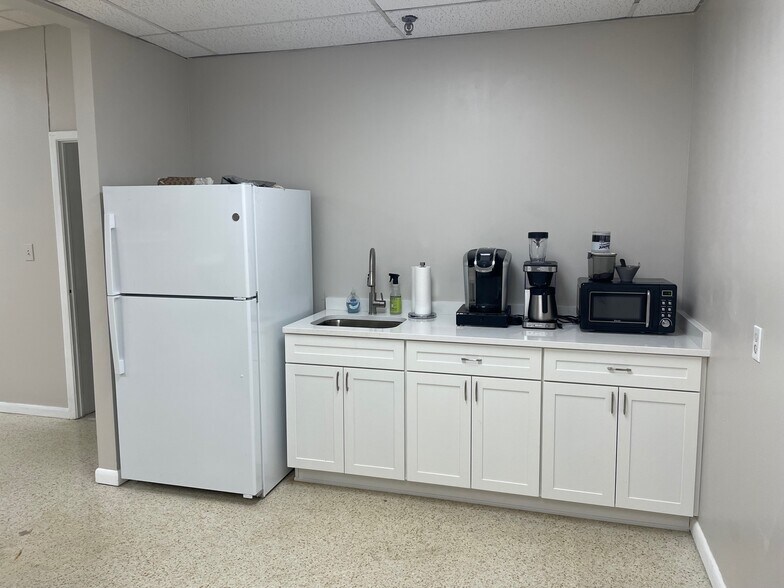 More Photos Of 6818-6824 S Manhattan Ave, Tampa Industrial For Lease