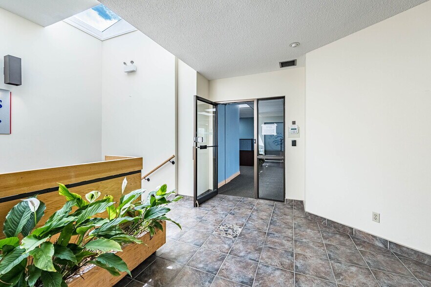 More Photos Of 220 Advance Blvd, Brampton Office For Sale