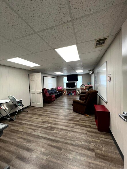 More Photos Of 418 Eastline Rd, Searcy Light Distribution For Sale