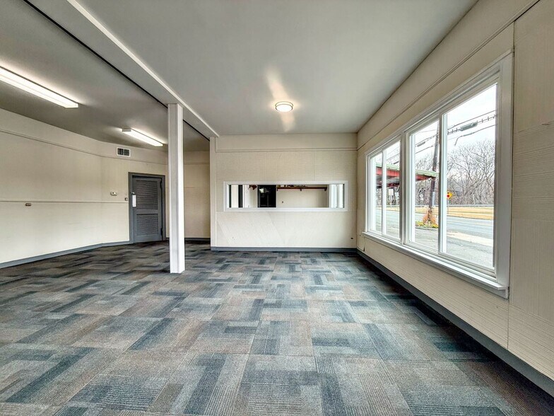 More Photos Of 435 Deerfield St, Greenfield Freestanding For Sale