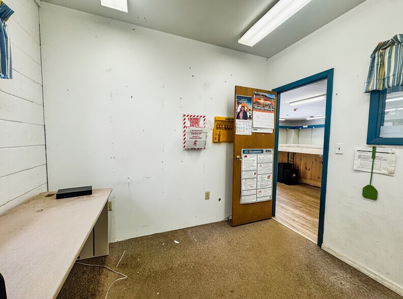 More Photos Of 33 Transport Dr, Bennington Freestanding For Sale