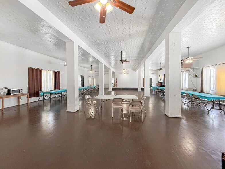 More Photos Of 7101 Menlo Ave, Los Angeles Specialty For Sale