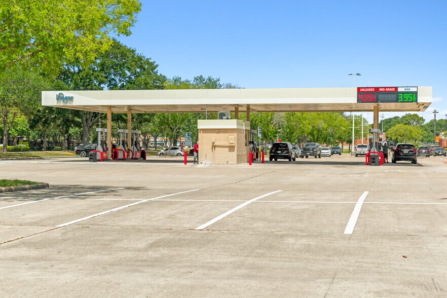 More Photos Of 8470-8592 N Highway 6, Houston Unknown For Lease
