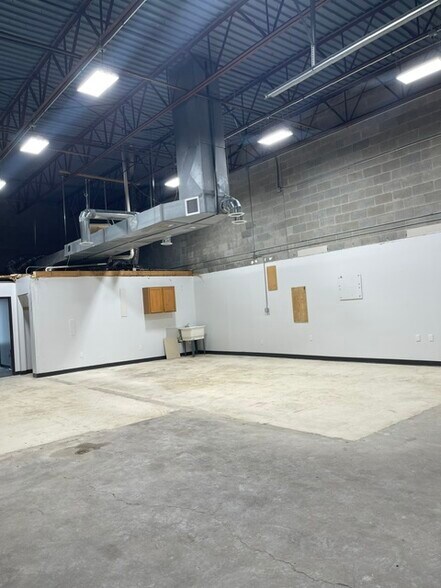 More Photos Of 21291 Hilltop St, Southfield Research And Development For Lease