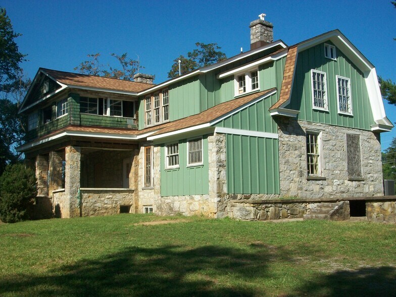 More Photos Of 328 Buckmarsh St, Berryville Flex For Sale