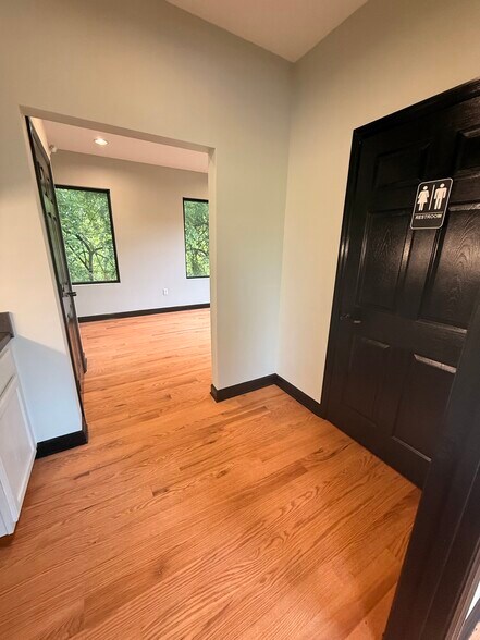 More Photos Of 106 Mission Ct, Franklin Office For Lease