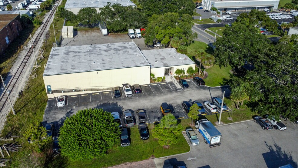 More Photos Of 2100 Premier Row, Orlando Warehouse For Lease