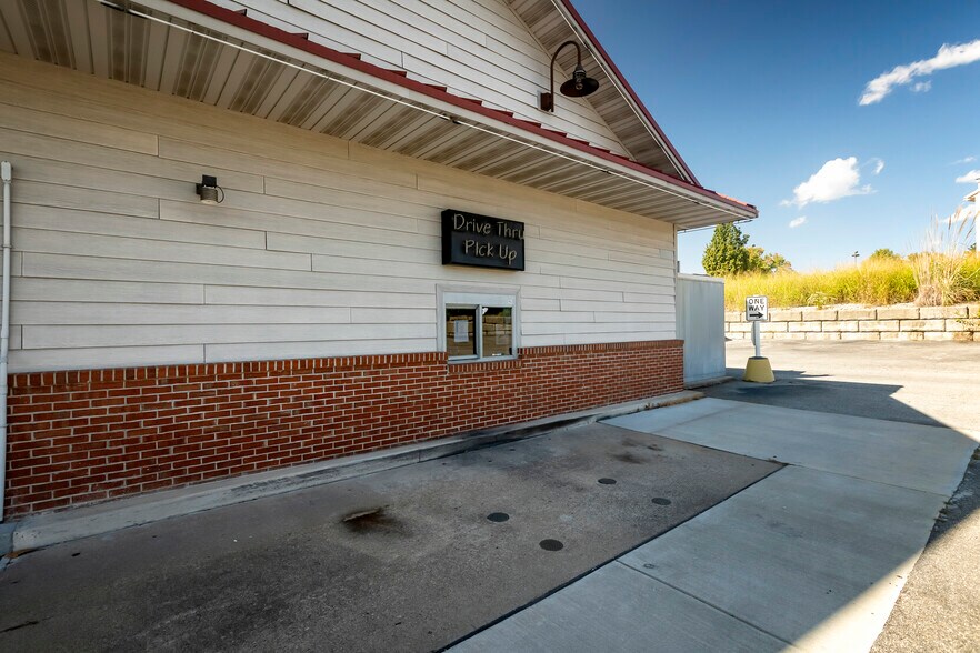 More Photos Of 2700 17th St, Marion General Retail For Sale