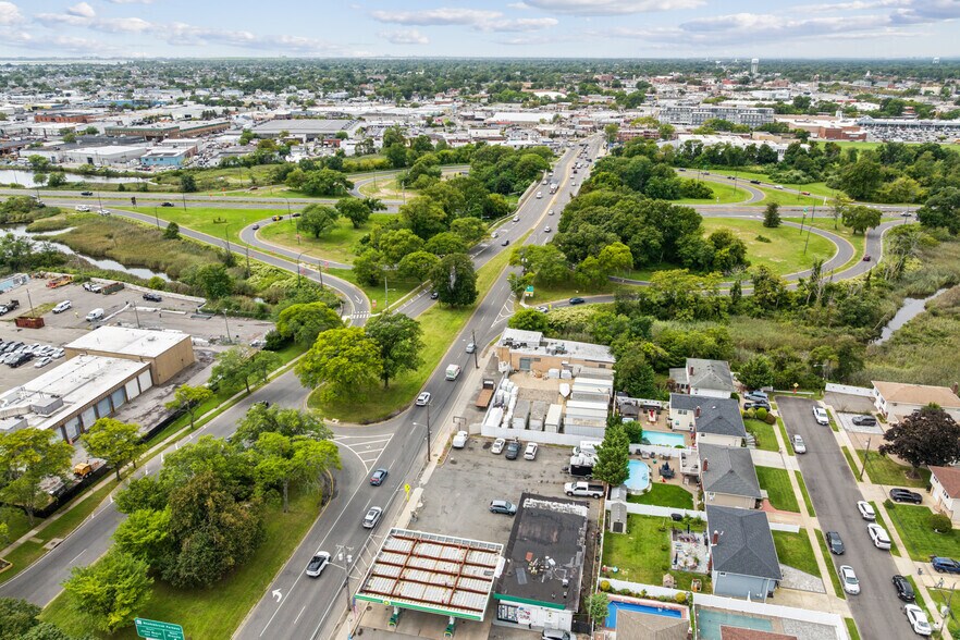 More Photos Of 1555 Merrick Rd, Merrick Warehouse For Lease