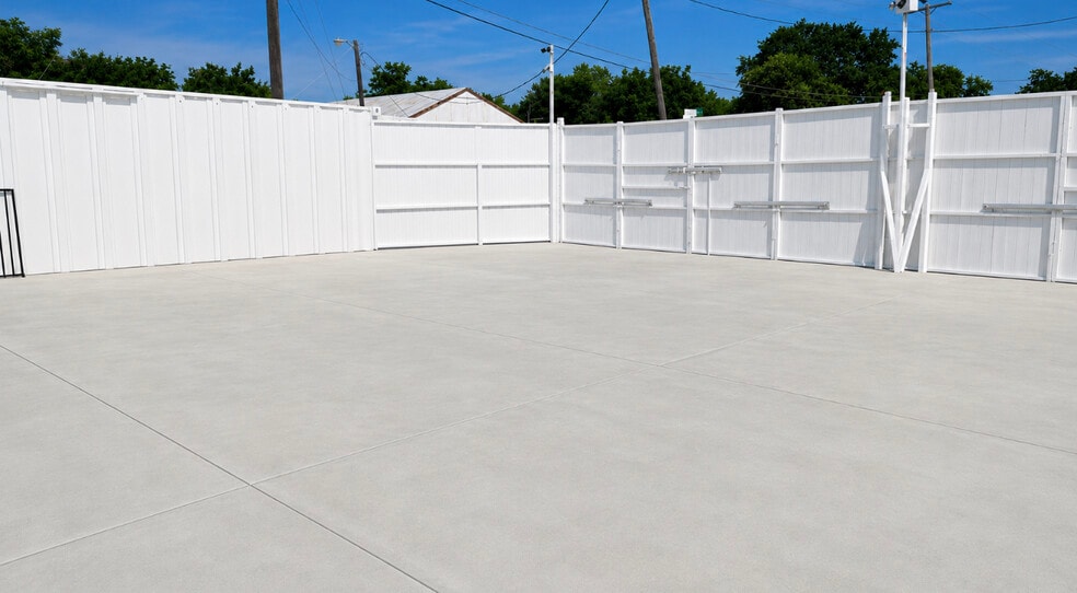 More Photos Of 602-604 E Davis St, Grand Prairie Light Manufacturing For Lease