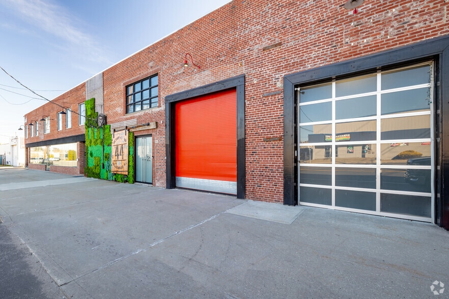 More Photos Of 44 Bethpage Rd, Hicksville Showroom For Lease