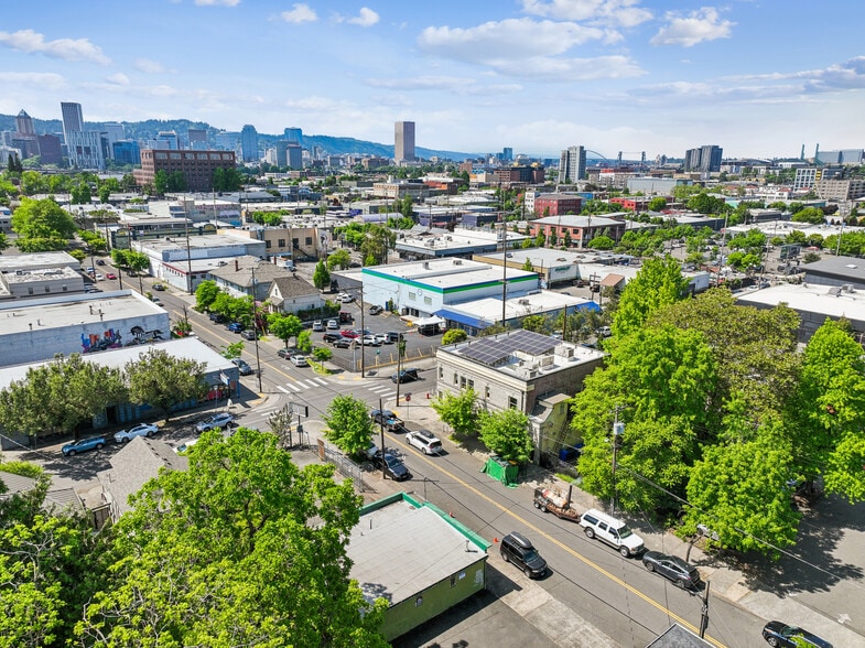 More Photos Of 1114 SE Clay St, Portland Freestanding For Sale