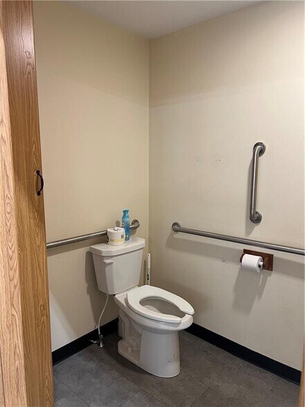 More Photos Of 416 Putnam St, Eau Claire Supermarket For Sale